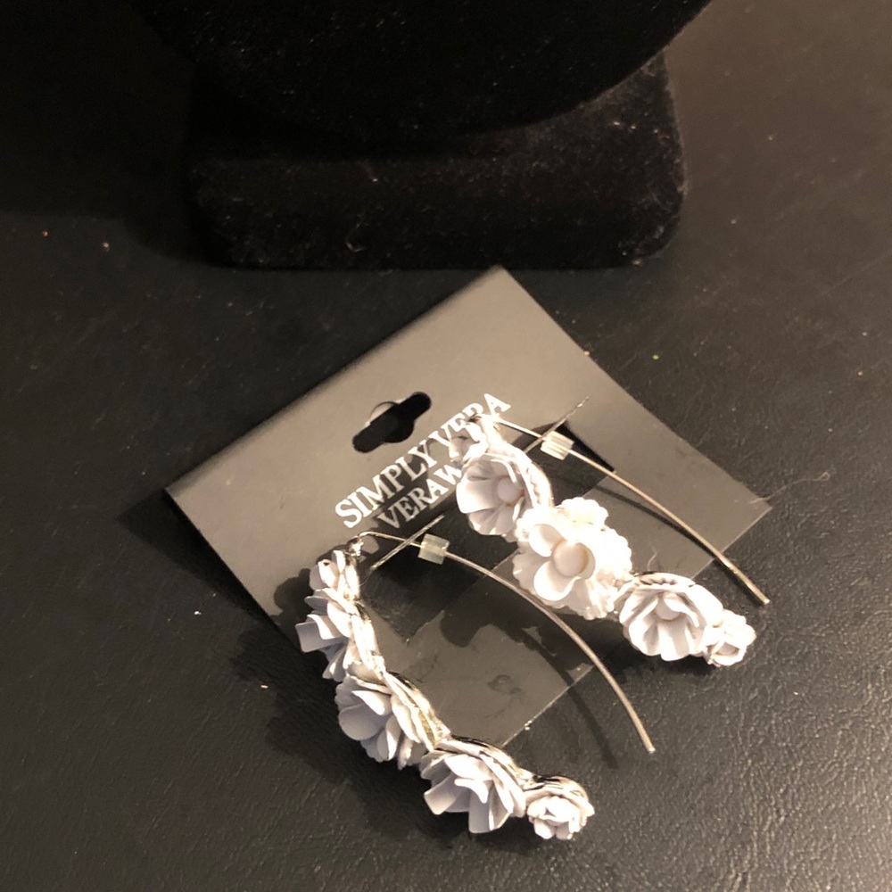 Simply Vera Vera Wang White Floral Necklace Set with matching earrings